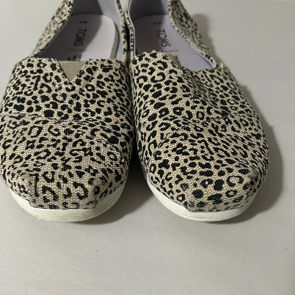 TOMS Animal Print Canvas Slip-Ons ladies size 8‎